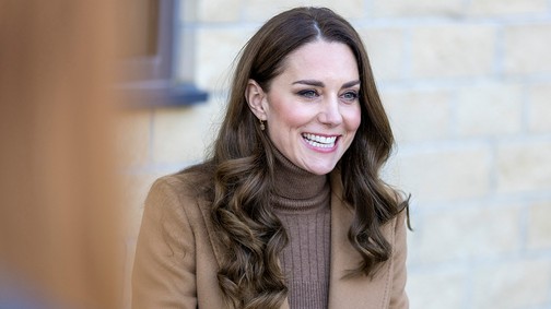 Kate Middleton mesterien ötvözi a karamellszínek különböző tónusait legújabb szettjében