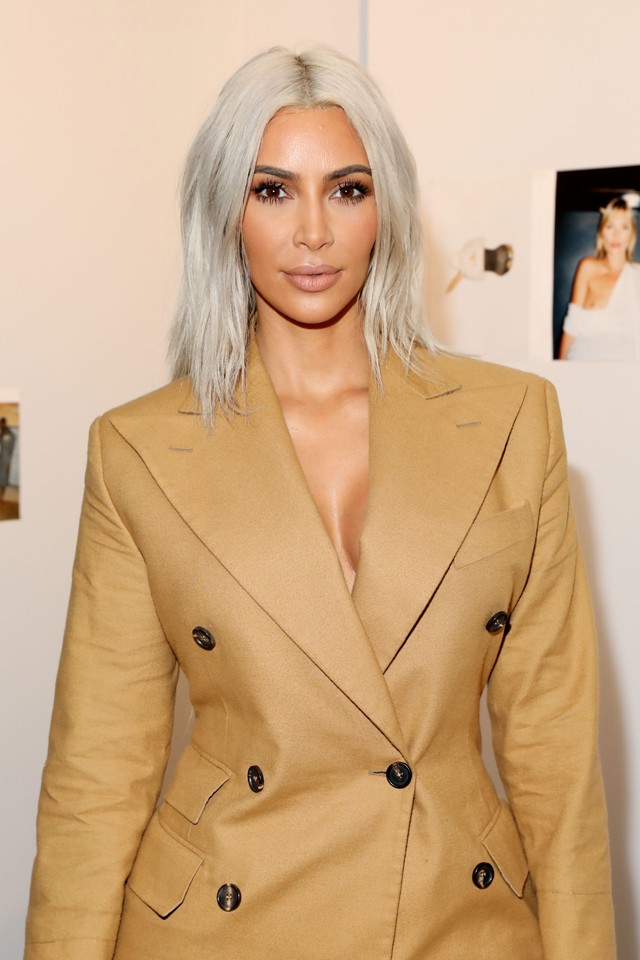 Kim Kardashian ezüst haj