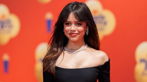 Kapaszkodj: Jenna Ortega rövidre vágatta a haját, és elképesztően áll neki