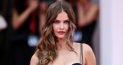 Palvin Barbara fűzős ruhában villantott darázsderekat, egyszerűen álomszép a magyar modell