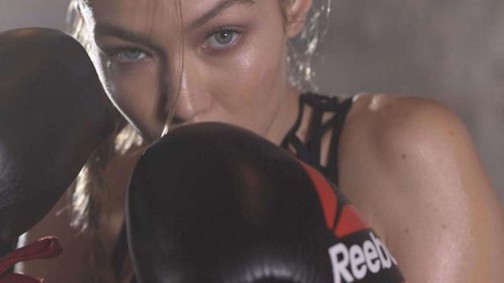 Mindenki a sztármodell anyajegyeit ünnepli