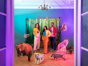 A menő fiatalok, akiknek fontos a természetvédelem, színes pandalogót hordanak