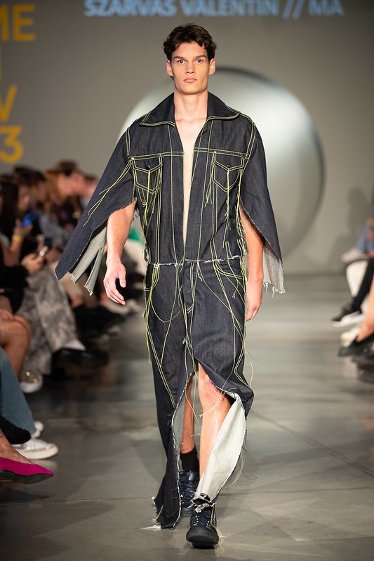Szarvas Valentin tervezése a MOME Fashion Show kifutóján