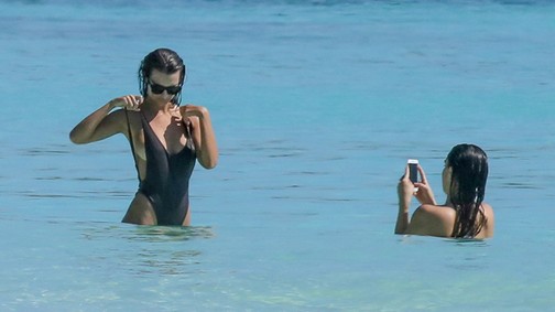 Emily Ratajkowski melltartó nélkül fürdőzött Mexikóban