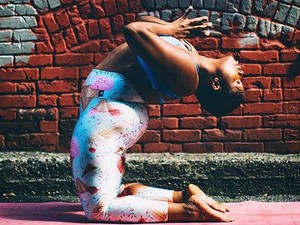 Hihetetlen, amit művel a testével a világ legkövérebb jógaoktatója!