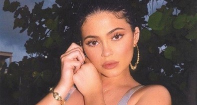Kylie Jenner meztelen fürdőruhája 20 éves és egy vagyont ér