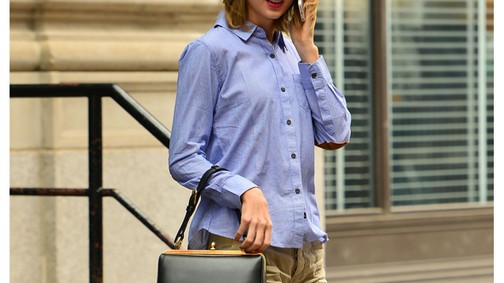 Taylor Swift francia iskoláslánynak öltözött