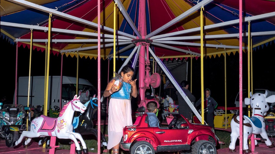 Szabó Emma fotográfus ahogy megörökítette a legendás csatkai roma búcsú pillanatait egy igazán különleges univerzumban érezte magát, ahol az összetartás által még mélyebb betekintést kapott a roma szubkultúrába