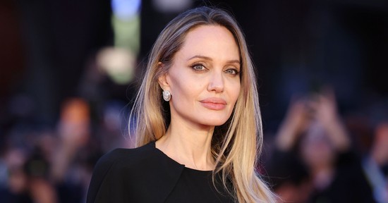 Angelina Jolie megmutatta mellműtétje hegeit, fontos ügy miatt került címlapra a színésznő