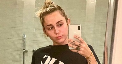Kifordult magából: Miley Cyrus mellbimbó-villantó szelfivel folytatja
