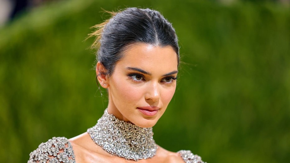 Kendall Jenner meztelenruhája egyszerre kifinomult és szívdöglesztő
