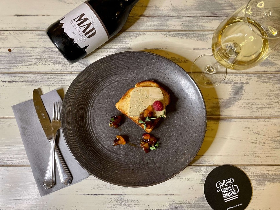 Libamáj parfé muskotályos aszalék ágyon, pirított kaláccsal