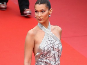 Bella Hadid úgy pózol, hogy csak nézzük, de fáj a hátunk!