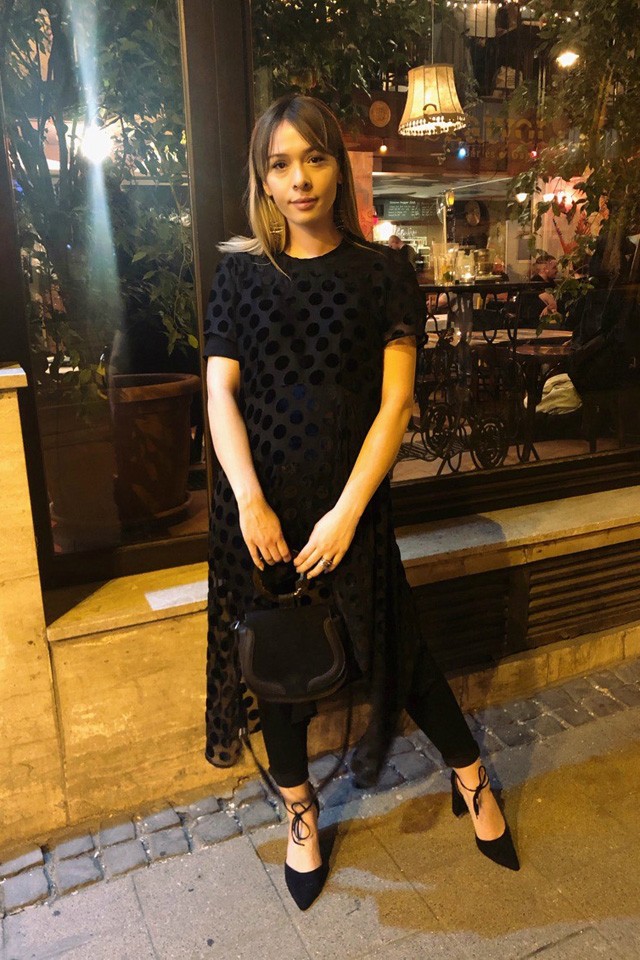 Szécsi Böbe ma nagy ünneplésben van, ehhez is öltözött ilyen csinos