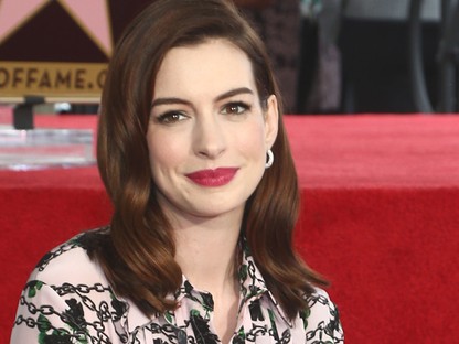 Anne Hathaway merész ruhában mutatta meg kerekedő pocakját a vörös szőnyegen