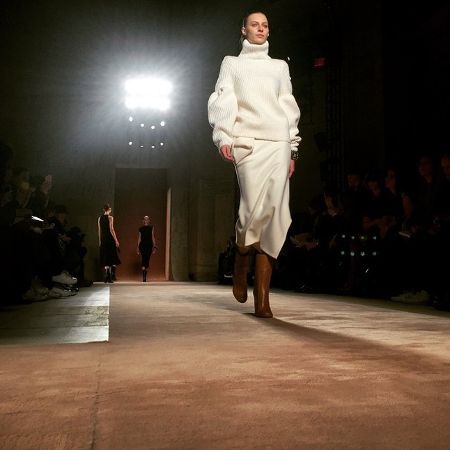 Letisztult, egyszerű, nőies szabásvonalak.