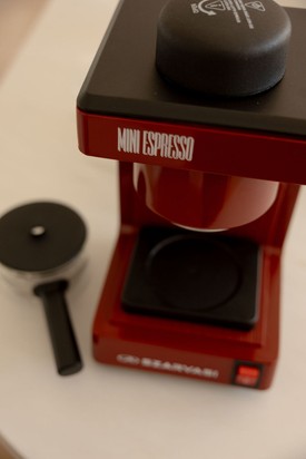 Az eldobható háztartási eszközök korában, amikor évente, kétévente új dolgokat kell venned, felüdülés lesz ez a tartós, javítható befektetésed: a Szarvasi kávéfőző a konyhád tartós, megbízható darabja lesz