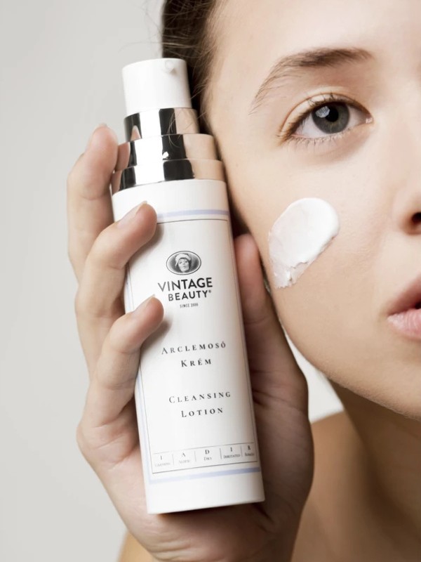 A márka a magyar kozmetikus, Gál Éva nevéhez fűződik. Professzionális szalonkezelései mellett otthoni bőrápolási termékeket is kínál, és szintén a természetes összetevőket képviseli. Arclemosó kém VINTAGE BEAUTY 11 900 Ft/100 ml