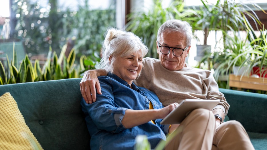A lakosság jelenleg havi átlagban 42 ezer forintot tud félretenni, de sokan felélik a tartalékaikat, derül ki egy nyugdíj jövőjéről készült felmérésből