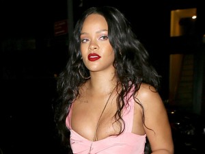 Megállíthatatlanul romlik Rihanna ízlése! Rettenetes a pink overallja