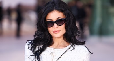 Kylie Jenner élete legnagyobb dekoltázsát villantotta, de valami nagyon nem stimmel vele a rajongók szerint