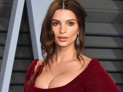Emily Ratajkowski hasa tényleg gömbölyödik, vagy csak optikai illúzió? 