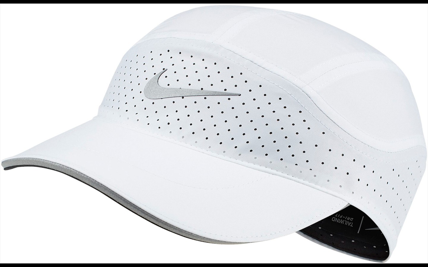 A fehér sapka a nyári melegben aranyat ér, nem csak a melegtől, hanem az UV-sugaraktól is megvéd