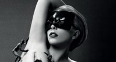 Lady Gaga meztelenül reklámozza fekete illatát