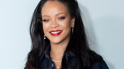 Rihanna szexi fehérneműben mutatta meg, mennyire hajlékony