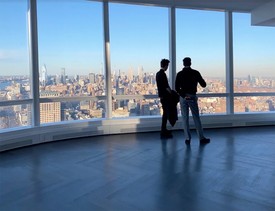 Ingatlanügynökök lakásnézés közben a 111 Murray-ben.