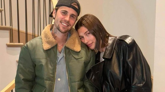 Hailey Bieber brutálisan sötét hajjal jelent meg, és egészen gyönyörű így