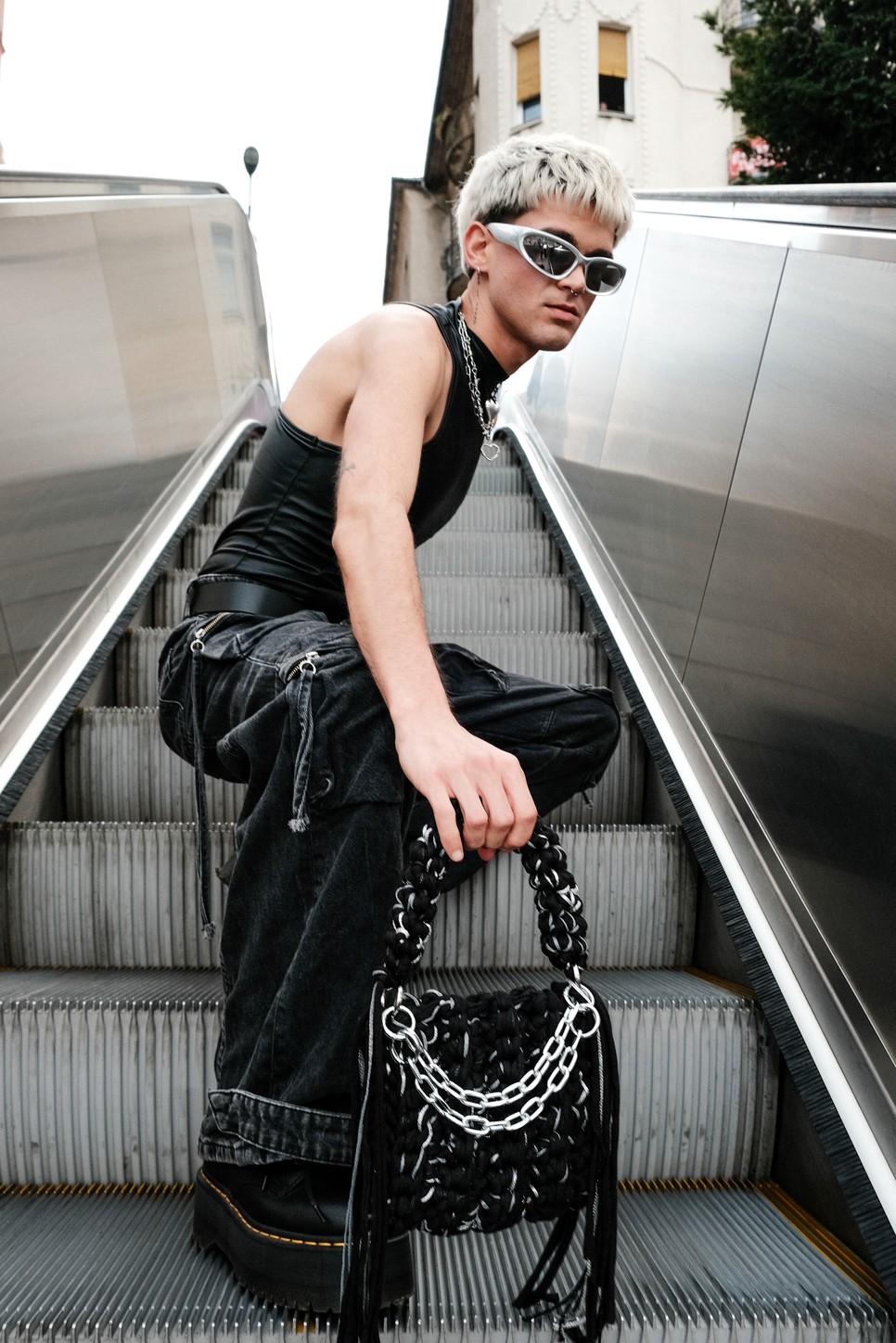 A márka küldetése a divat és fenntarthatóság ötvözése, különleges és tartós kiegészítők létrehozása.