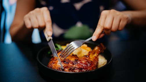 Így jelezheti a tested, ha túl sok húst eszel