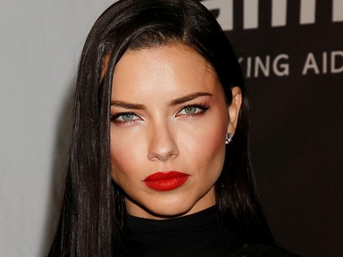 Bezzeg Adriana Lima nem félt cicit villantani