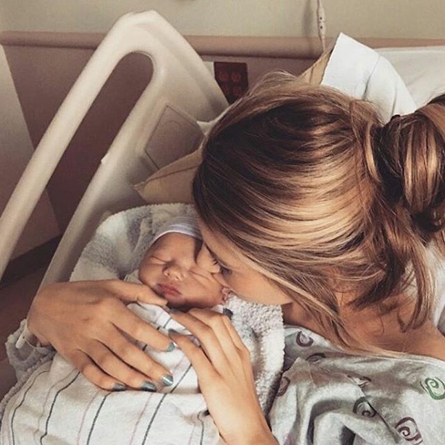 Új fotó! Louis Tomlinson kisfia tényleg nagyon szép kisbaba