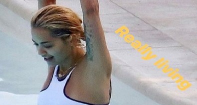 Rita Ora úgy feszít ebben a fürdőruhában, mint még soha!