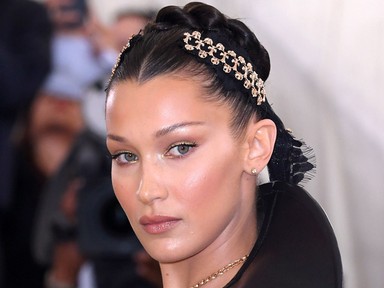 A PVC-apácának öltöző Bella Hadid egy 5 kilós fejdíszt cipelt