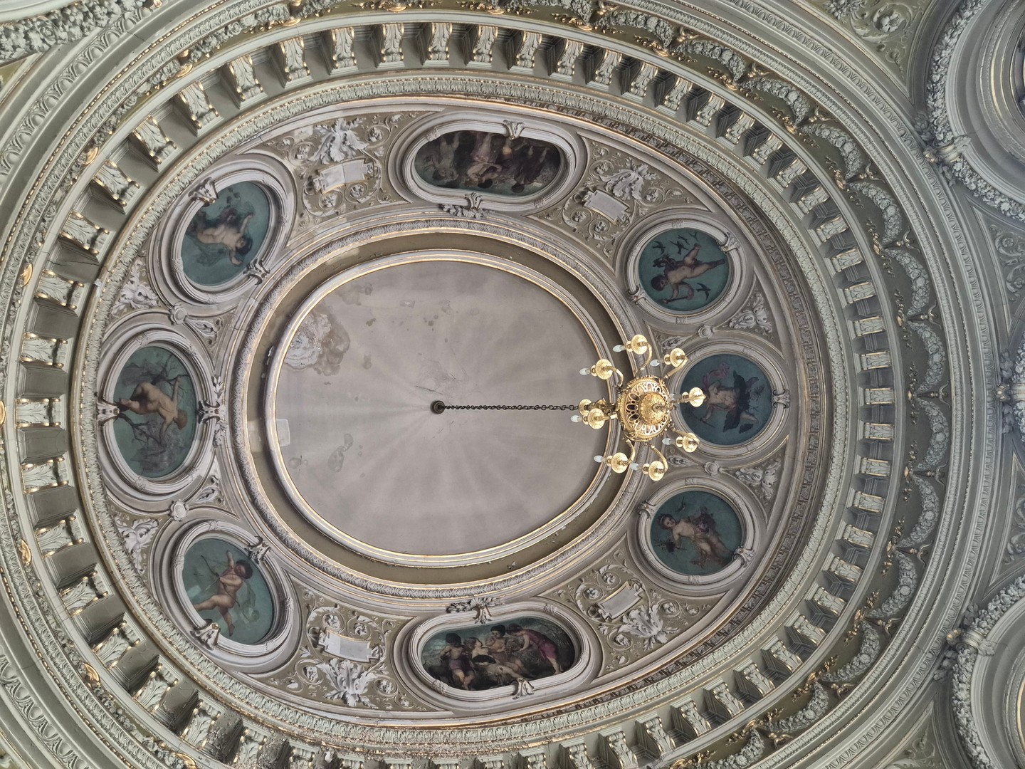 Alighanem ugyanezt a látványt szemlélte Sisi is, amikor a bécsi vonatra várt