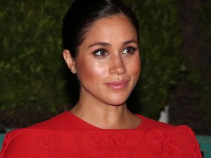 Meghan Markle megérkezett Marokkóba és pirosat viselt, nem is akármiért