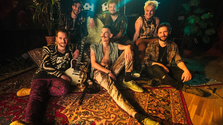 “12 óra vidámpark, ahova a fiam vitt el” - anyukáik szereplésével készített új videoklipet a Bohemian Betyars és Freund Ádám 