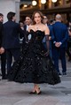 Jennifer Lopez egy egyedi tervezésű, 1950-es évek ihlette, drámai Dolce & Gabbana estélyiben érkezett a Vogue World bemutatójára, amit fekete, áttetsző operakesztyűkkel és egy  74 karátos Dolce & Gabbana gyémánt nyaklánccal egészített ki. 