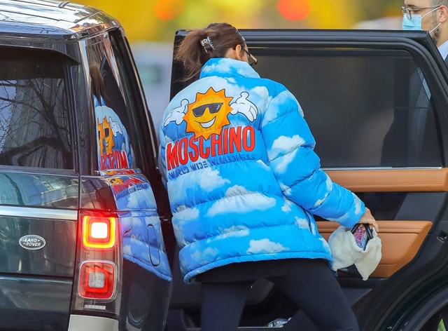Irina Shayk egy Moschino kabátban