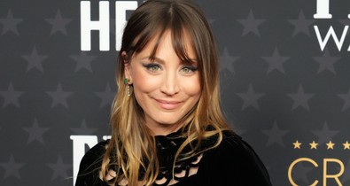Kaley Cuoco visszatért a vörös szőnyegre, de nem feledkezett meg a kislányáról