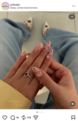 Gyöngyök, kék kövek, arany pöttyök - ez a köröm apró részletei miatt elegáns és luxus érzetet kelt