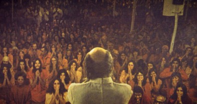 Hihetetlen, de igaz történet: szexguru, Rolls-Royce-ok, áhítat és gépfegyverek