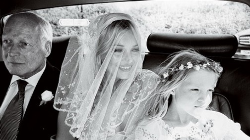 Kate Moss lánya a mamával meztelenkedik