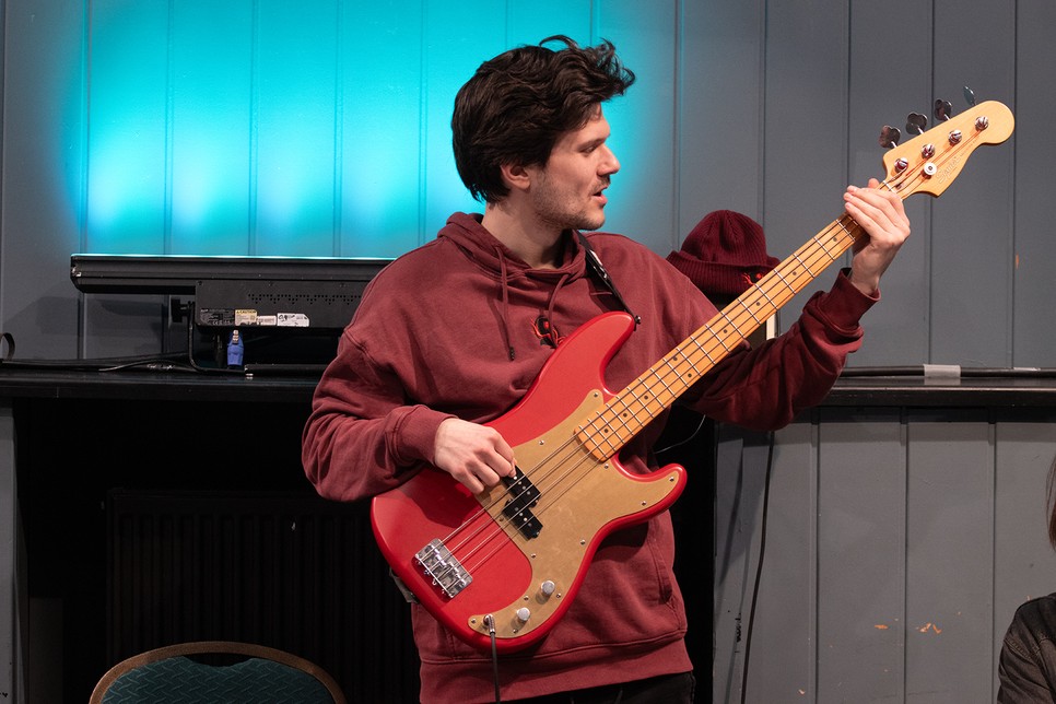 Fülöp Kristóf a Velem mindig történik valami című előadás próbáján. A zene is fontos szerepet kap Janikovszky Éva gondolatainak színpadi megszólaltatásában