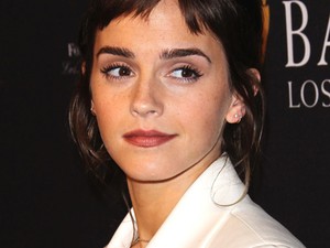 Nemcsak rövidebb Emma Watson haja, de be is festette