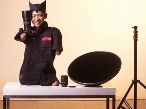 Ez a fotós végtagok nélkül született, mégis lenyűgöző képeket készít!