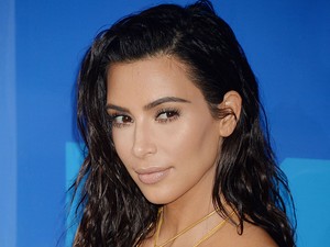 Kim Kardashian megint mindenét megmutatta az MTV VMA vörös szőnyegén